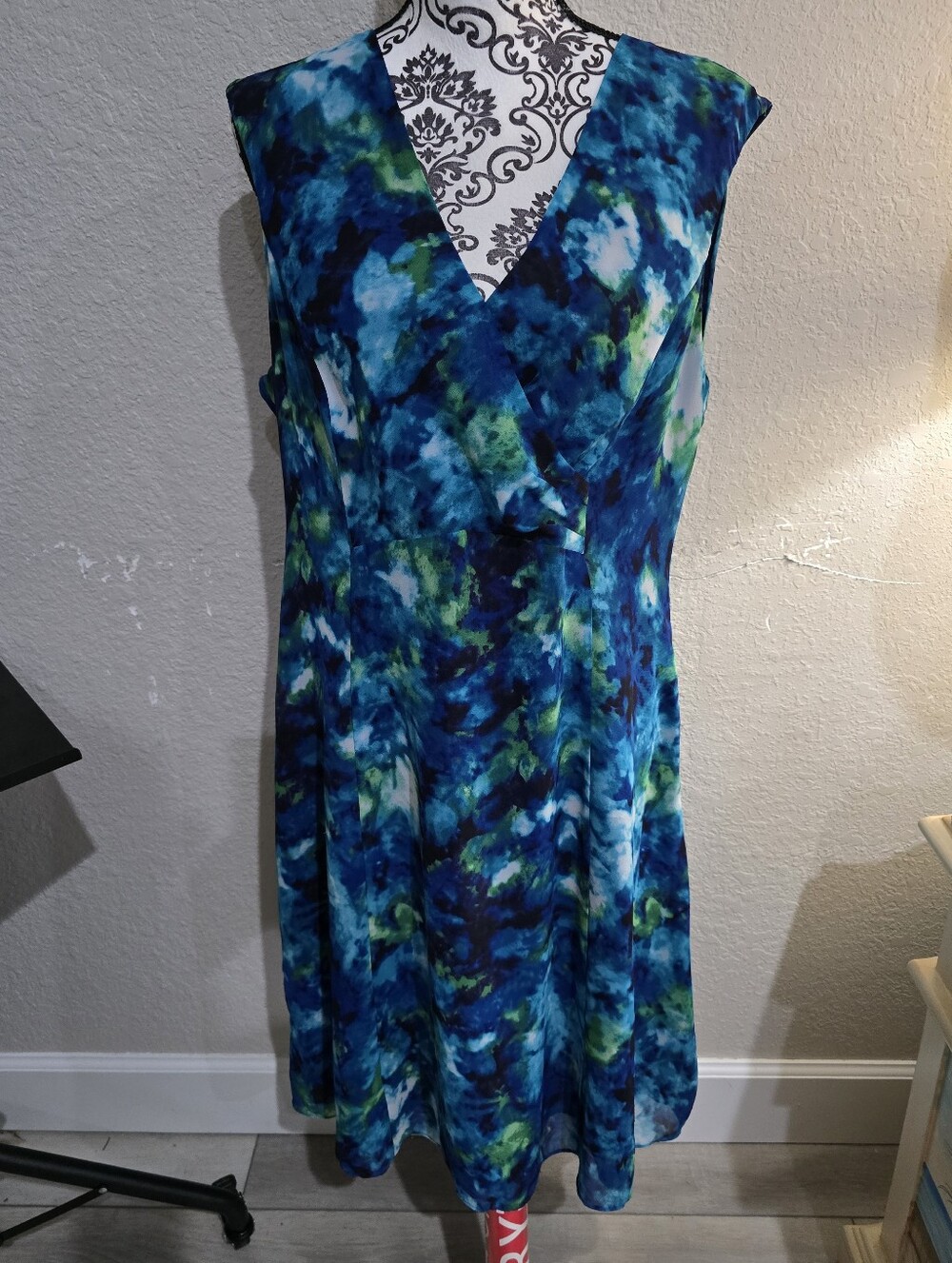 Jones New York Blue and Green V-Neck Midi Dress